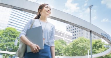 ビジネス街にいる女性